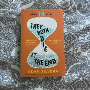 Bok - They Both Die at the End av Adam Silvera. Häftad bok på engelska. Utmärkt skick. Kolla gärna in mina andra annonser, säljer fler böcker och damkläder i olika storlekar. Ger paketpris!
