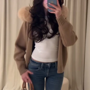 alessa jacka - har en sån alessa kofta med äkta päls som trendar överallt!! storleken är L men sitter mer som M skulle jag säga!! säljs för 1800 på deras hemsida, bara testat! om man bor i stockholm kan jag mötas (den är i påsen den kom i)