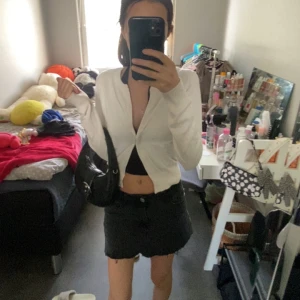 Svart jeanskjol med rå kant - Säljer en svart jeanskjol som jag har sytt själv, passar till nästan allt och priset kan sänkas 