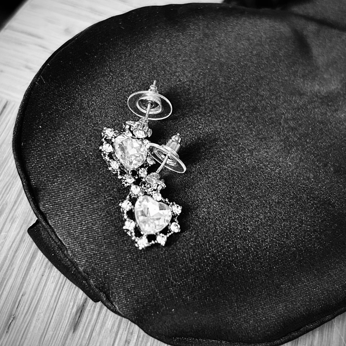 Söta hjärtformade örhängen i strass! - 1