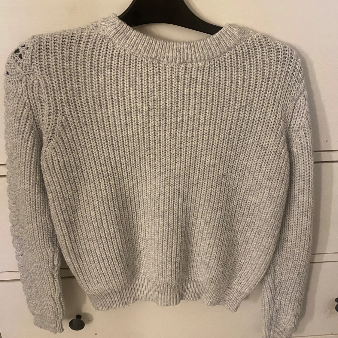 Ljusgrå stickad tröja med mönster - 1