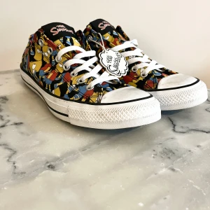 Converse x The Simpsons - Limited Edition Sneaker (Strl 43) - Säljer ett par extremt ovanliga och limiterade Converse i samarbete med The Simpsons! Skorna är helt nya och oanvända – originaltaggen sitter fortfarande kvar. Perfekt för samlare eller sneakersfantaster som vill sticka ut med något unikt. 	•	Storlek: 43 (EU) 	•	Skick: Helt nya, med tag kvar 	•	Design: Färgstark och lekfull grafik med The Simpsons-karaktärer över hela skon 	•	Modell: Klassisk Converse  	•	Tillgänglighet: Svårfunna och sällsynta på marknaden  Ett måste för både Converse-älskare o