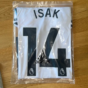 Newcastle 25/26 tröja med Alexander Isak #14 - Newcastle United tröja med Alexander Isak på ryggen oanvänd med lapp 