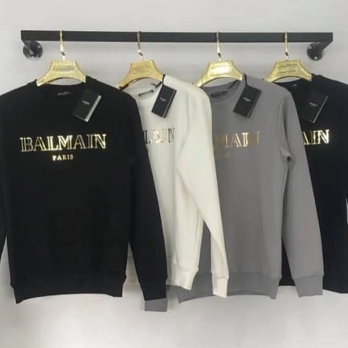 Balmain Paris sweatshirt med gulddetalj
