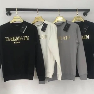 Balmain Paris sweatshirt med gulddetalj - Snygg sweatshirt från Balmain Paris med guldfärgat tryck framtill. Finns i svart, vit och grå. Finns i S,M,L,XL,XXL. Skriv om ni har några frågor