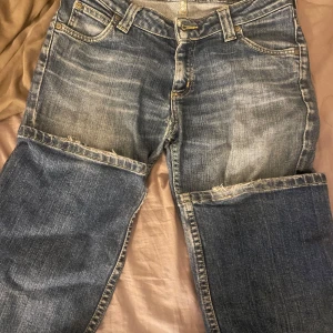 Bootcut jeans från lee - Säljer nu dessa byxor då dom är för små för mig. Är i Storlek 34 och är SUPER fina. Dessa är vintage så går inte att få tag på! Har ett litet hål/ slitning i skrevet men är lätt att fixa med någ och tråd🥰
