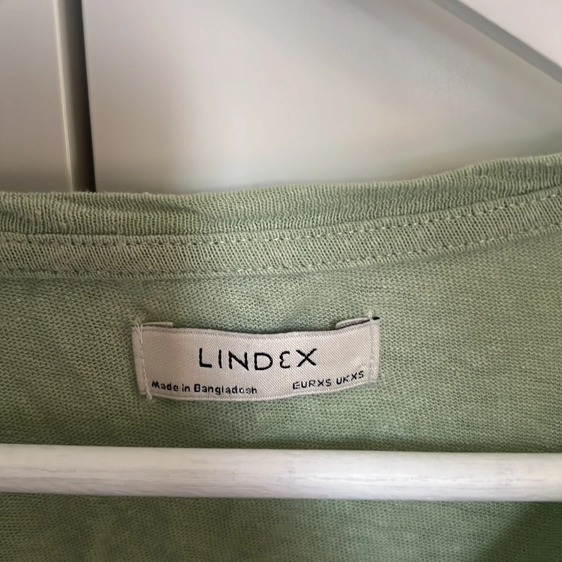 Ljusgrön croppad topp från Lindex - 1
