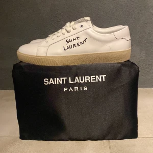 Saint Laurent skor - Ett par helvita skor från Saint Laurent. De har inga defekter och är som nya. Dustbag medföljer och en annan box som inte är org. Skriv vid minsta fundering!