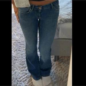 Blå bootcut jeans med låg midja - Säljer ett par klassiska blå jeans med bootcut och låg midja från only💕 pris kan diskuteras😊