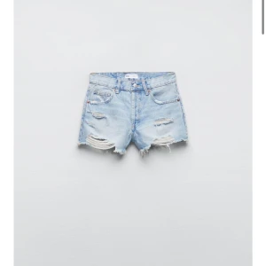 Ljusblåa jeansshorts mid waist Zara - Säljer ett par ljusblåa jeansshorts, mid waist och slitna detaljer. 