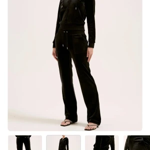 Svarta mjukisbyxor i sammet - Säljer ett par  svarta juicy couture byxor, mjuk sammet med raka ben och snörning i midjan. Byxorna har fickor fram och bak med knappar på bakfickorna.byxorna har ett super litet hål på sidan av benet! Nypris 1200kr, skriv privat för fler bilder eller frågor 💖