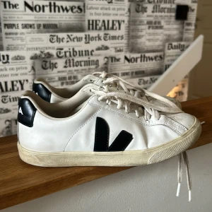 Vita Veja sneakers med svart detalj - Snygga vita sneakers från Veja