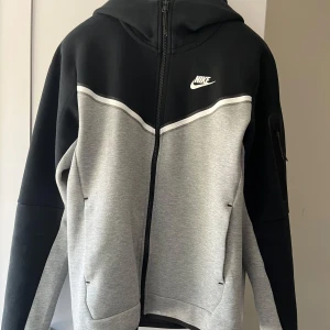 Nike fleece tech  - Nike kofta, använd bara några gånger inga fläkar inga skador den är storlek S, säljer på grund av att jag använder inte! Priser går att diskutera vid snabb affär 