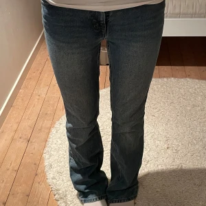Bootcut jeans från Monki - Säljer ett par blå bootcut jeans från Monki som jag har använt en del och har därför blivit lite slitna längst ner. Men utöver det så är dom endå i bra skick 🤍