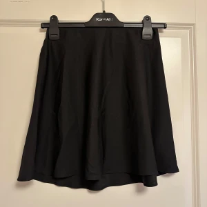 Svart kjol Gina Tricot - Svart kjol i tunt tyg från Gina Tricot. 