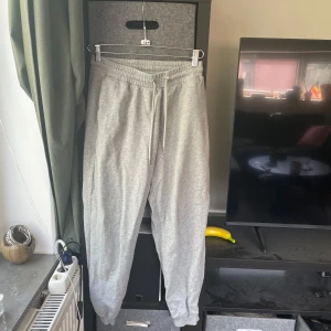 Grå mjukisbyxor i bomull, storlek S - Grå mjukisbyxor från Monki i 100% bomull. De har resår och snörning i midjan samt muddar vid bensluten. 