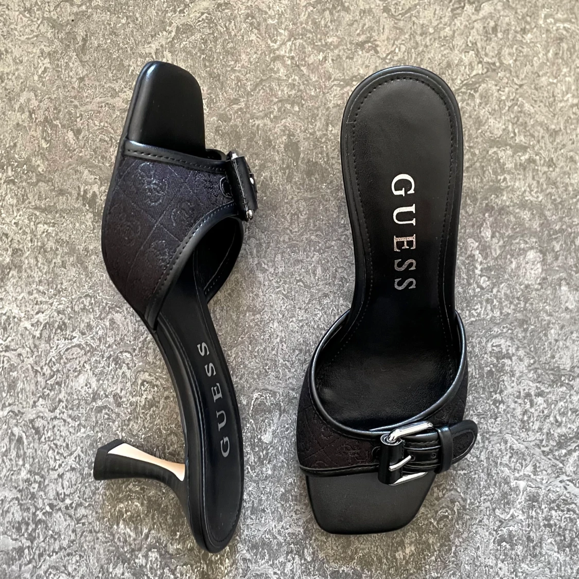 Svarta klackade sandaler från Guess - 1