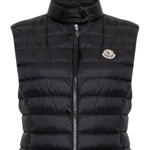  Moncler väst  - Använd endast 2 gånger , 1 timme per gång ungefär . Fick impuls köp så ångrar det lite.. men är köpt på butiken i maj .  Nypris: 9720kr. Kvitto och allt finns! Finns i Strängnäs men är ofta i Sthlm så kan mötas där. 