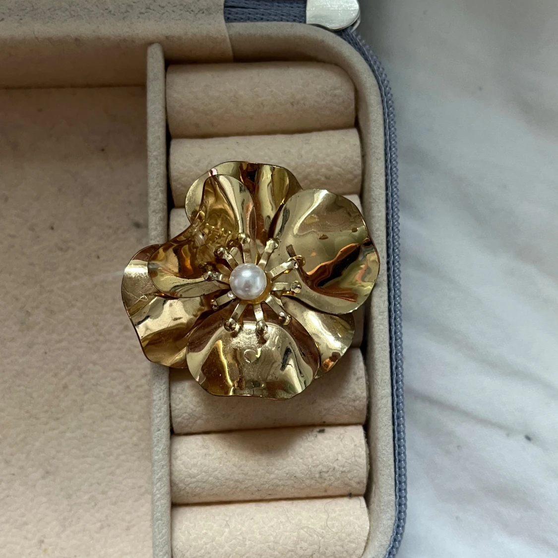 Stor guldig blomring i guld💓