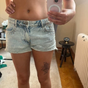 Lågmidjade shorts - Jätte snygga shorts ifrån suitebenedict med knappar.dom är i bra skicka men har lite missfärgning på insidan som inte syns när man har på sig dom. Storlek står inte men dom sitter lite löst på mig som oftast är s så jag skulle säga att dom är i storlek small