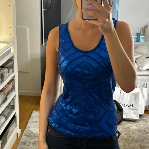 Blå paljettopp  - Mörblå paljettopp i S 