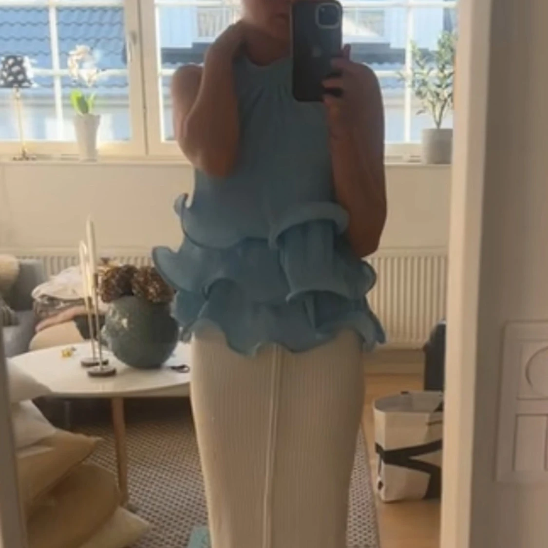 Ljusblå volangtopp med halterneck