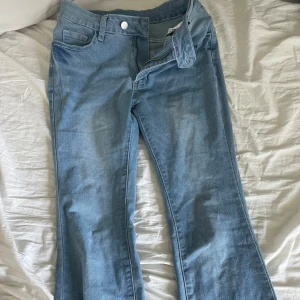 Ljusblå bootcut jeans  - Säljer ett par ljusblå bootcut jeans från Shein. Använd några gånger men fortfarande i mycket bra skick❤️ 