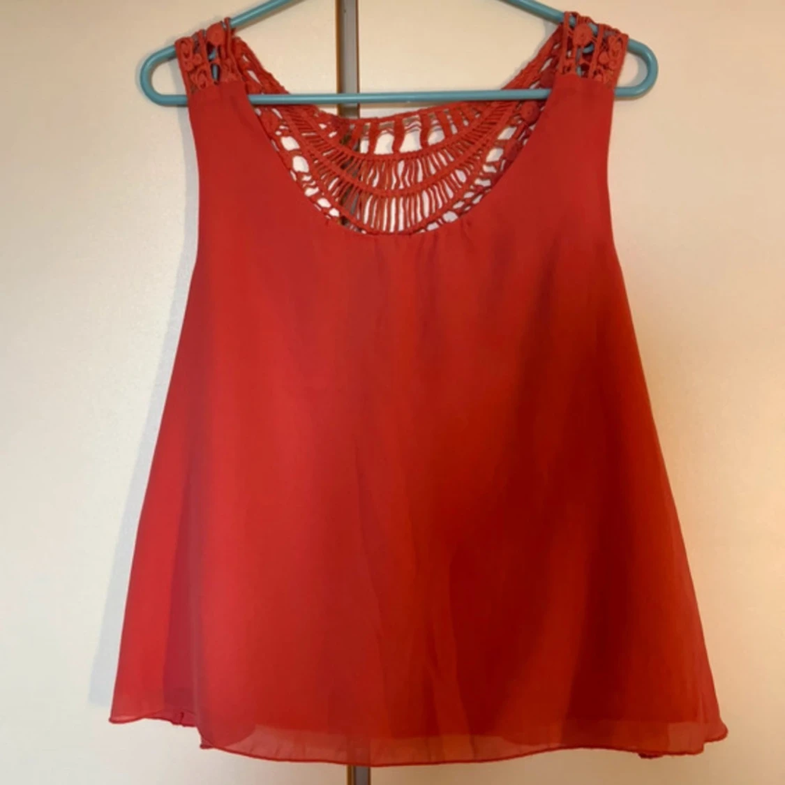 Röd ärmlös blus med spetsdetaljer