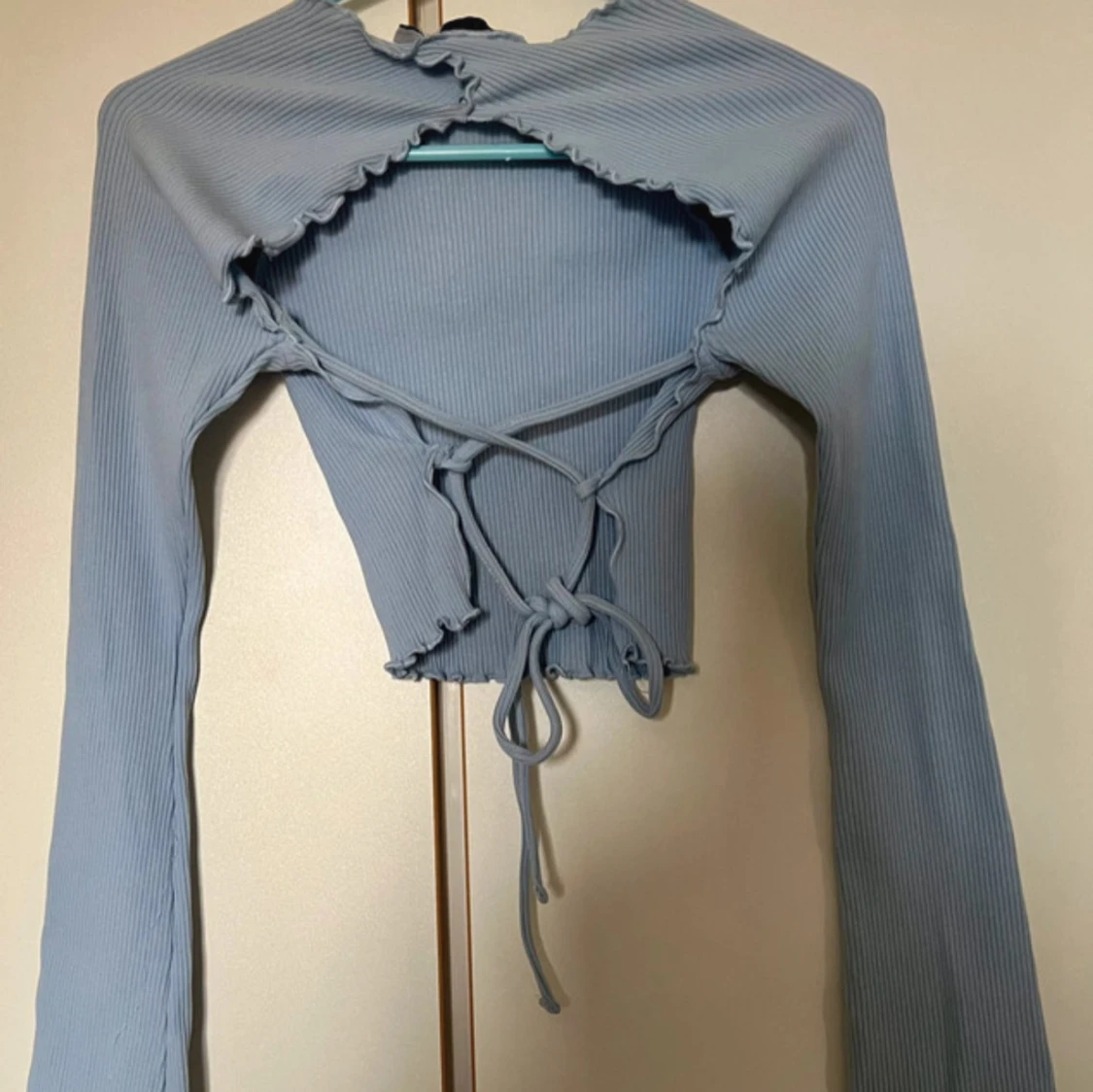 Blå croppad topp med snörning NA-KD - 3