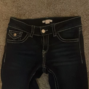 Bootcut jeans från Gina Tricot, stl 158 - Mörkblå lågmidjade bootcut jeans från Gina Tricot med vita sömmar och klassiska fickor fram och bak💖