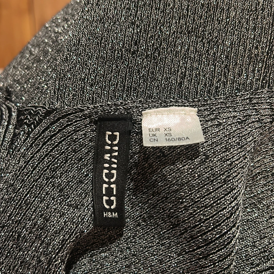 Glittrig croppad långärmad topp - 4