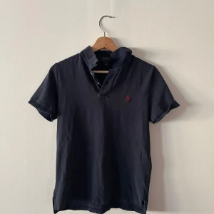 Mörkblå pikétröja från Polo Ralph Lauren - Säljer denna riktigt feta mörkblåa piké tröja från Ralph lauren till riktigt bra pris storlek L men sitter som M pris kan diskutera hör av er om ni är intresserade 