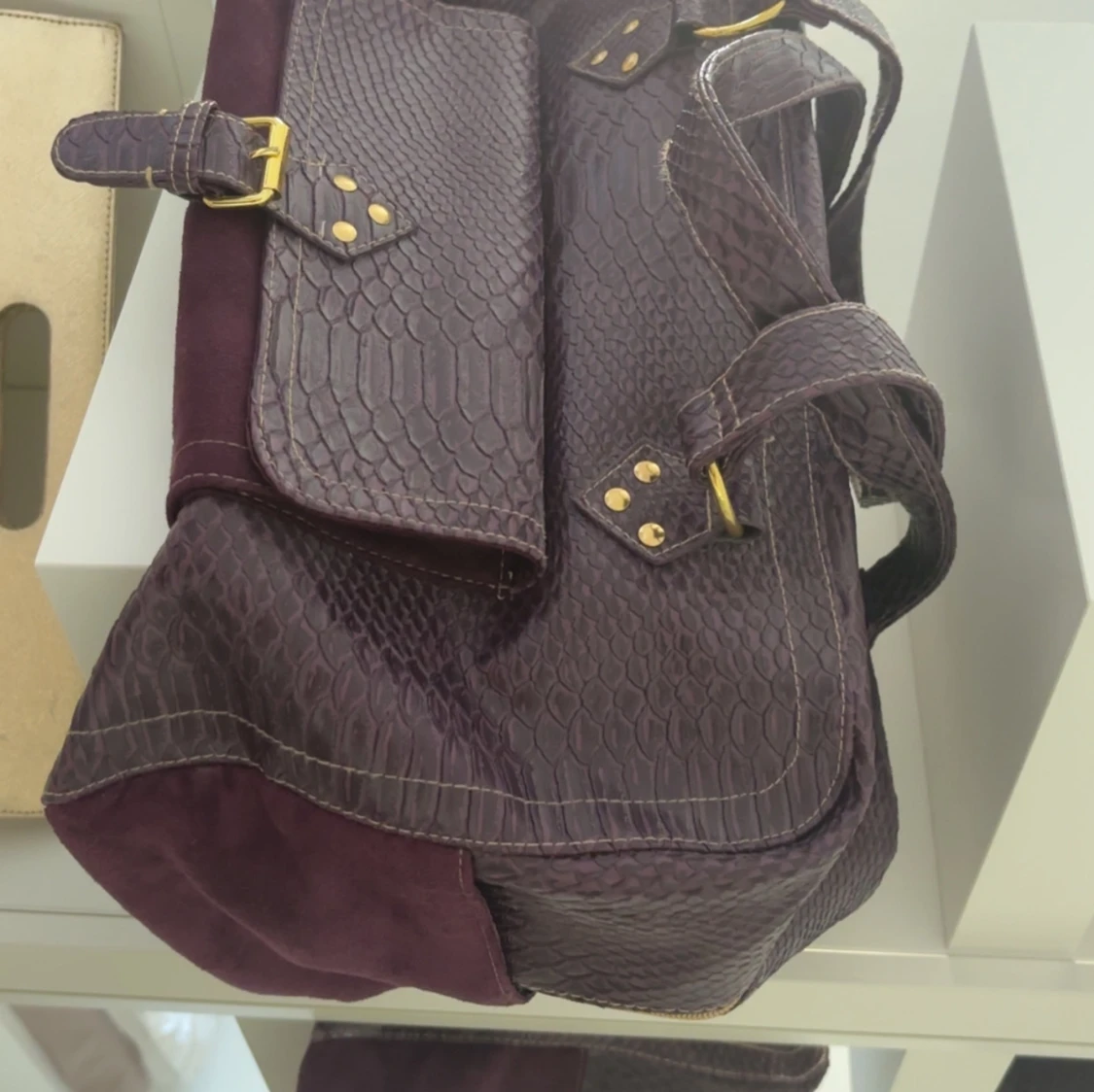 Lila axelväska i ormskinnsmönster - 1