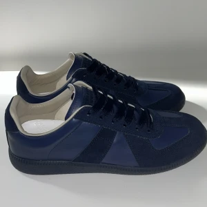 Maison Margiela Gats Skor Full Navy - Unika och nästan helt nya GATs i marinblått, köpta på sample sale, därav är priset lågt (kontakta för ytterligare info). Grym kvalité! Tillbehör: Dust Bags Skick: 9/10 Pris kan diskuteras 📦 Skickas eller möts upp