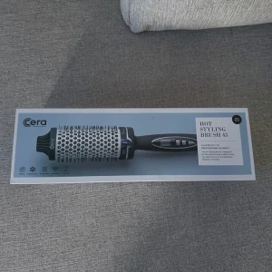 Cera Hot Styling Brush - Ceras Hot Styling Brush 45mm som endast är testad men som aldrig kommer till användning så i nyskick! Slutsåld på hemsidan! FÖRST TILL KVARN!