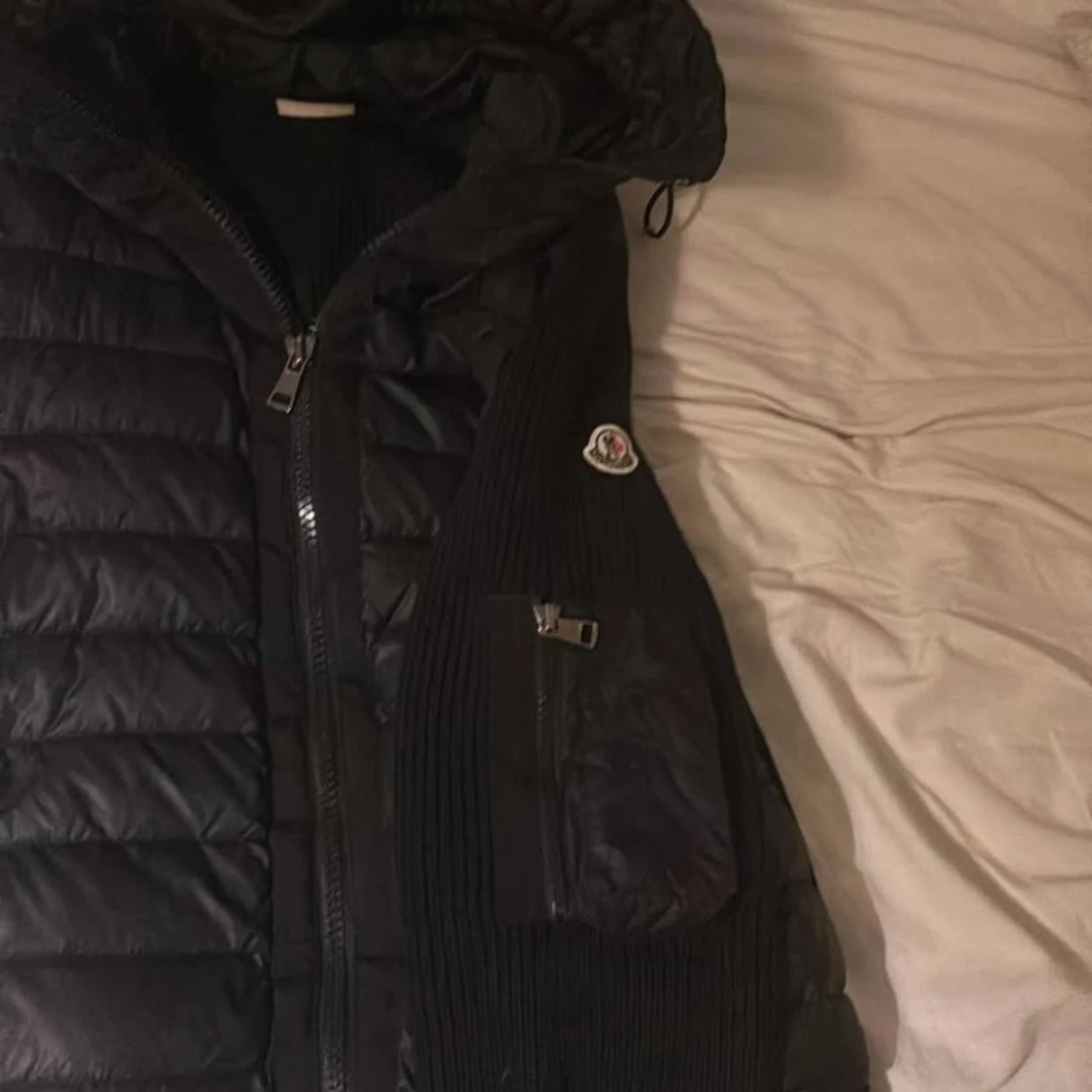 Svart Moncler pufferjacka med stickade ärmar - 2