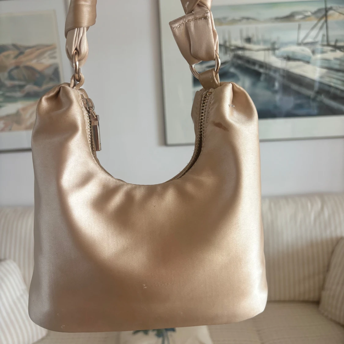 Champagnefärgad axelväska från Guess - 1