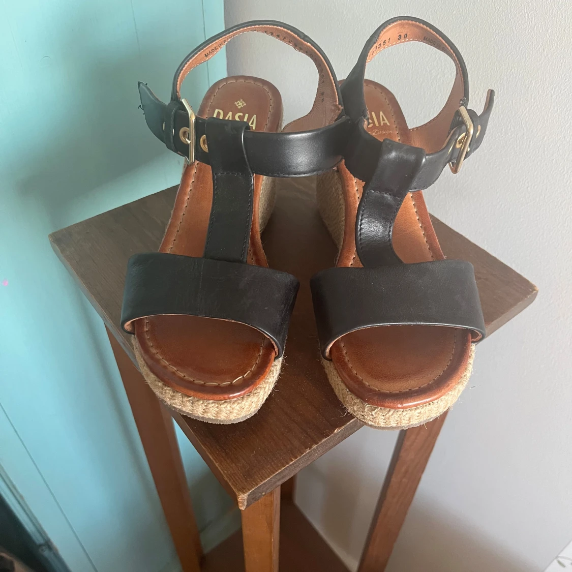 Svarta sandaler med kilklack från Dasia stl 38