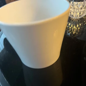 Vit kruka  - Bilderna visar en vit kruka från ICA Basic, 13 cm 