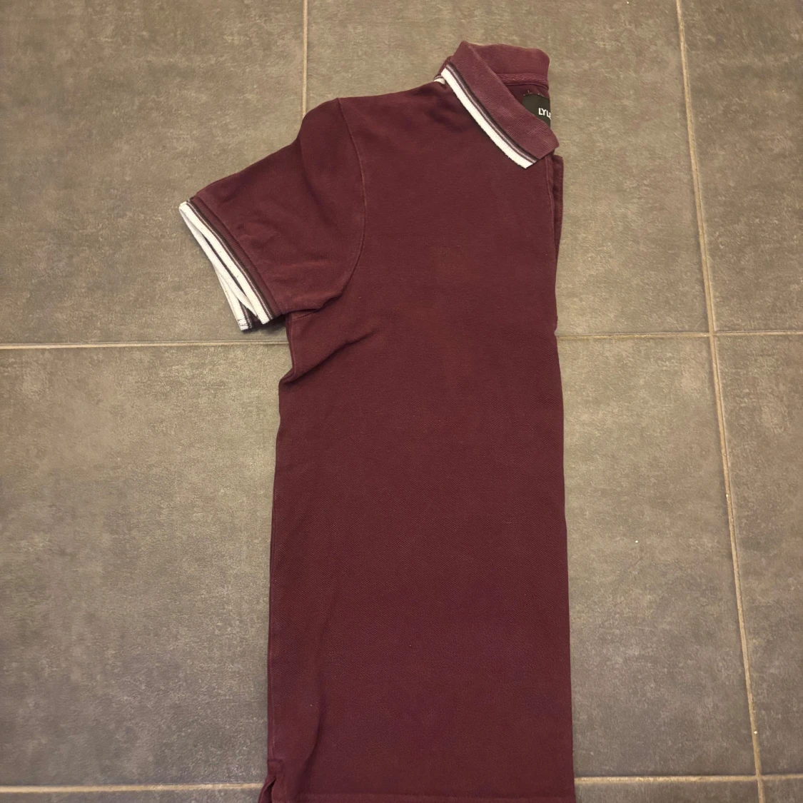 Vinröd pikétröja från Lyle & Scott - 3