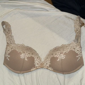Beige spets-bh från Intimissimi - intimissimi bh, 80B använt i fint skick💕