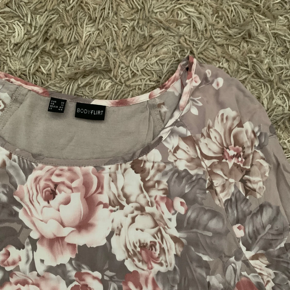 Blommig långärmad blus från Bodyflirt - 4