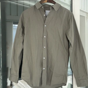 Linne skjorta  -  säljer denna schyssta linne skjortan i toppskick, helt oanvänd, storlek S men passar även M, perfekt nu in för sommarn, hör av er vid funderingar 🤝