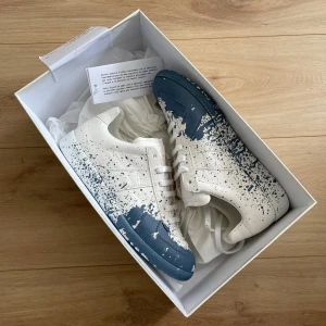 Maison Margiela blå/vita sneakers - Säljer ett par unika skor från Maison Margiela som är Helt nya! Box, 2st dustbags medföljer vid köp! Storlek 39 men sitter som 40! Hör gärna av dig om du har frågor! 