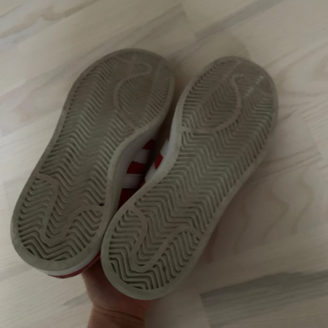 Röda Adidas Campus sneakers i mocka - 4