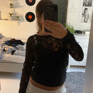 superfin croppad spetsblus!!❣️❣️ - säljer en svart långärmad spetsblus!! Den slutar ungefär vid midjan och är strl 34 men passar mig som vanligtvis har 36/38 skriv för ytligare frågor eller bilder ❣️aldrig använd