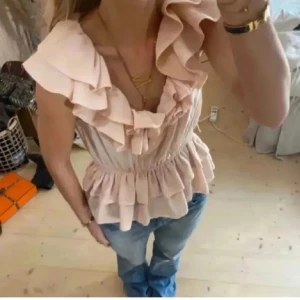 rosa volang blus - nu säljer jag min super söta tröja som är köpt här på plick! älskar denna men den kommer tyvär inte till användning. skicka prisförslag💕💗
