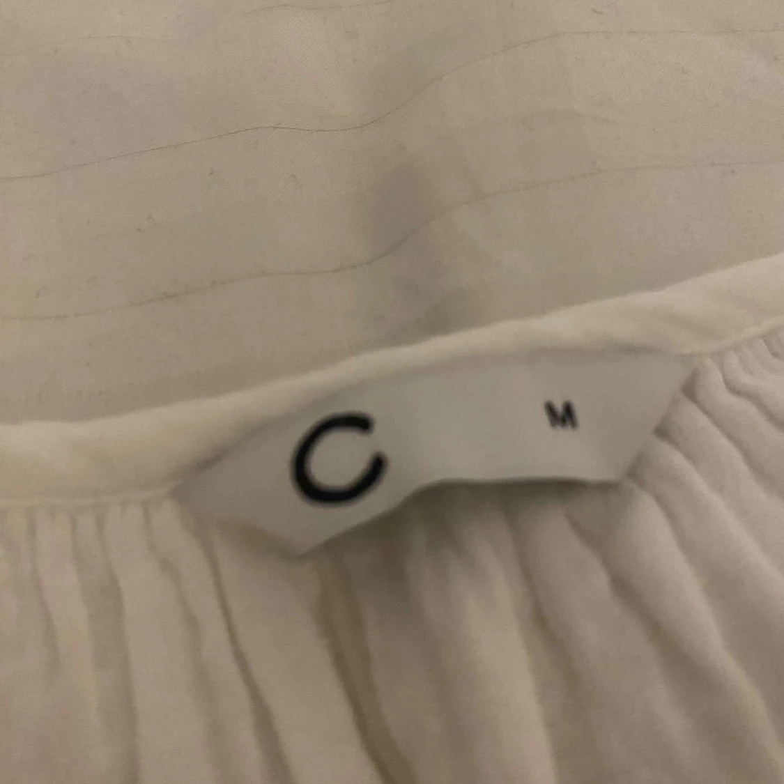 Vit klänning med knyt i midjan - 3