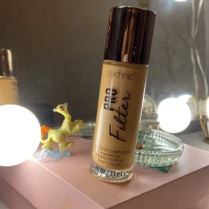  Foundation - Säljer en Technic Pro Filter Foundation i nyansen Medium Cool. Den kommer i en 33 ml flaska med en praktisk applikator. Perfekt för att jämna ut hudtonen och ge en naturlig finish. Oanvänd skulle ge till en kompis men de va fel färg 