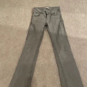 Lågmidjade jeans - Endast använda ett fåtal gånger. Storlek 158 men skulle säga att de passar mig som brukar bära XS/S också, då de är justerbara!